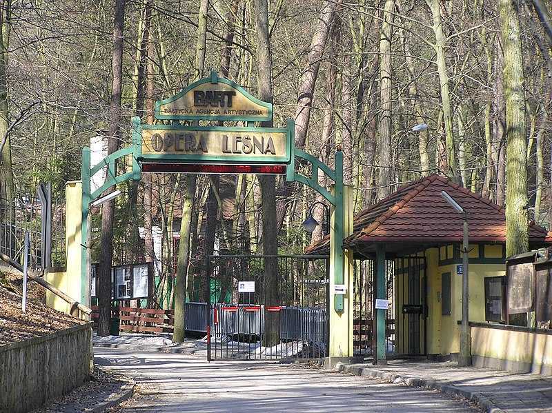 Brama wejściowa do Opery Leśnej w Sopocie