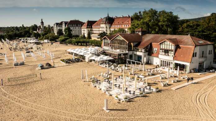 restauracja i taras na plaży z widokiem na morze - Do Brzegu Sopot